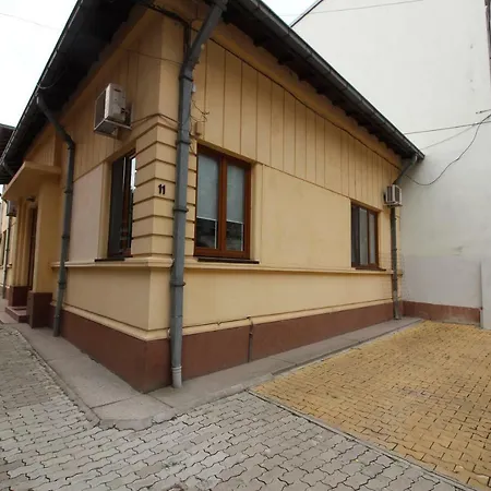 Lovely And Quiet Courtyard In Centre *