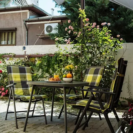 Lovely And Quiet Courtyard In Centre *