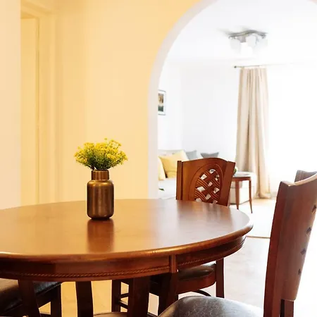 Lovely And Quiet Courtyard In Centre Apartment *
